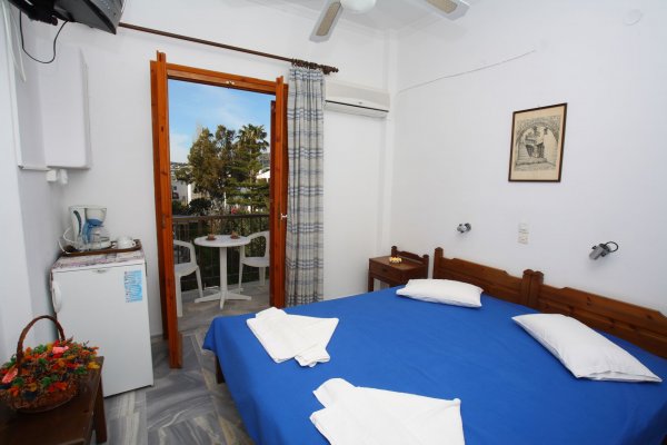 Marisa Rooms, Парос