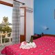 Marisa Rooms, Paros