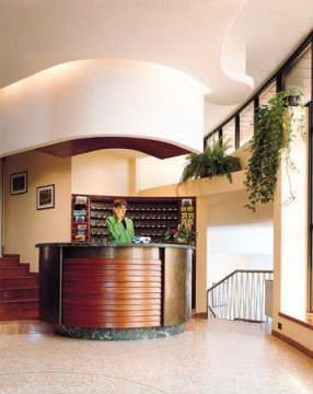 Hotel Albavilla, Komas
